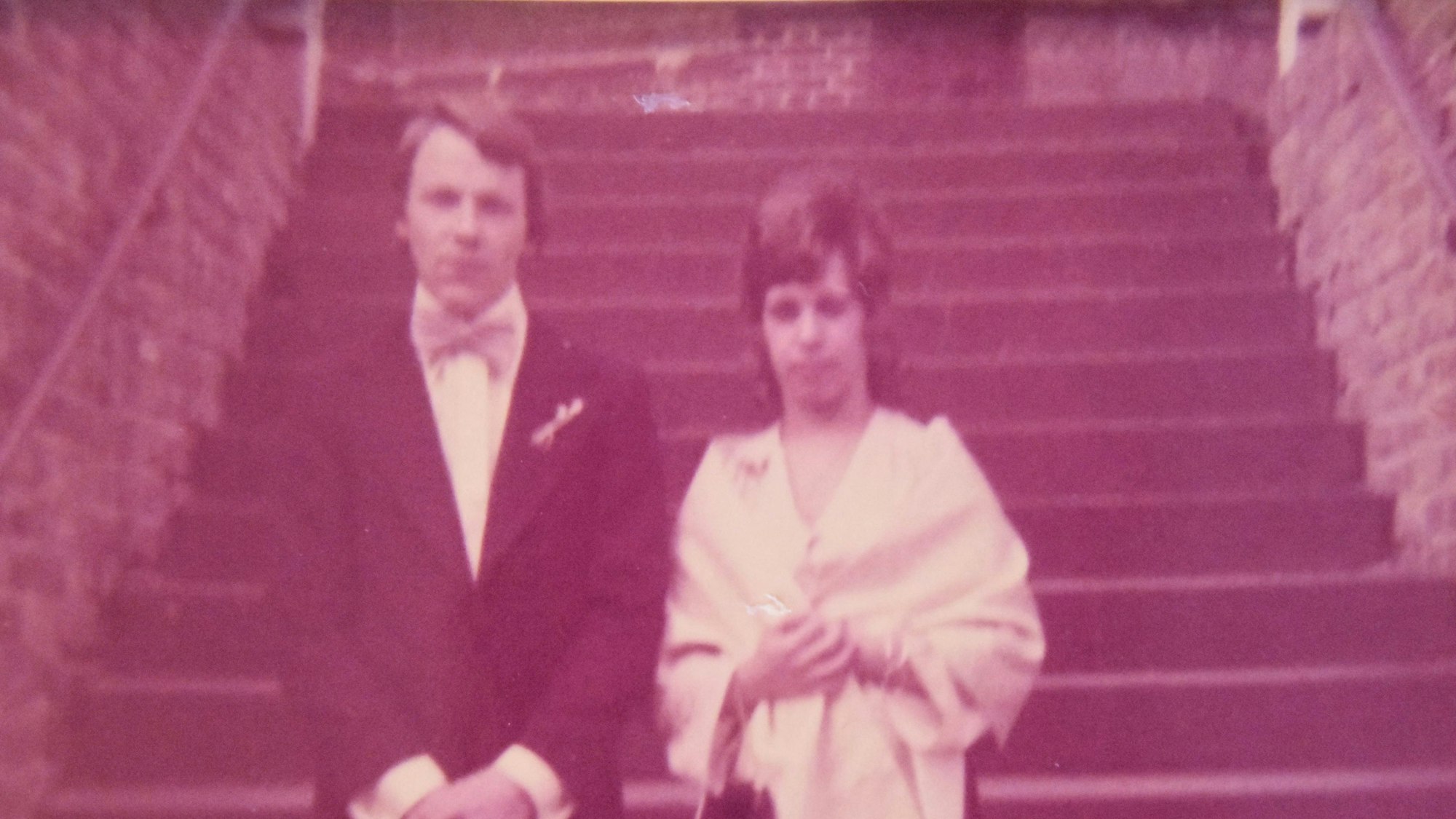 Die Eheleute - sie im weißen Kleid, er im Anzug, mit Fliege.