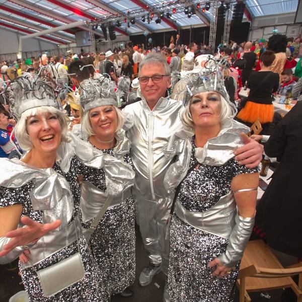 Blick auf drei Frauen und einen Mann in einem Karnevalszelt
