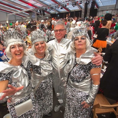 Etwa 1900 fantasievoll Kostümierte wollten in Lindlar am Samstagnachmittag das Finale mit der Großen KG Rot-Weiß im Festzelt das „Klüngeljetümmel“ feiern.
