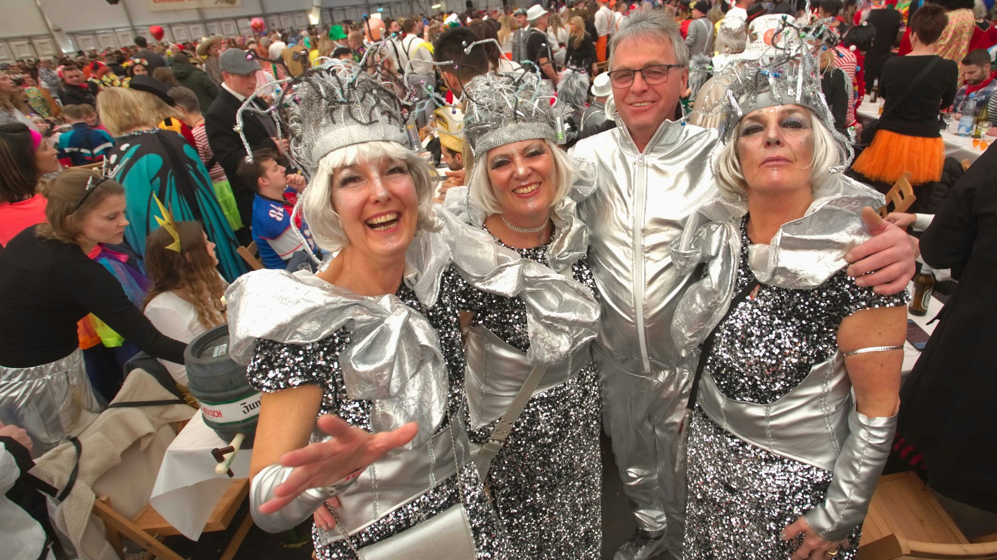 Etwa 1900 fantasievoll Kostümierte wollten in Lindlar am Samstagnachmittag das Finale mit der Großen KG Rot-Weiß im Festzelt das „Klüngeljetümmel“ feiern.