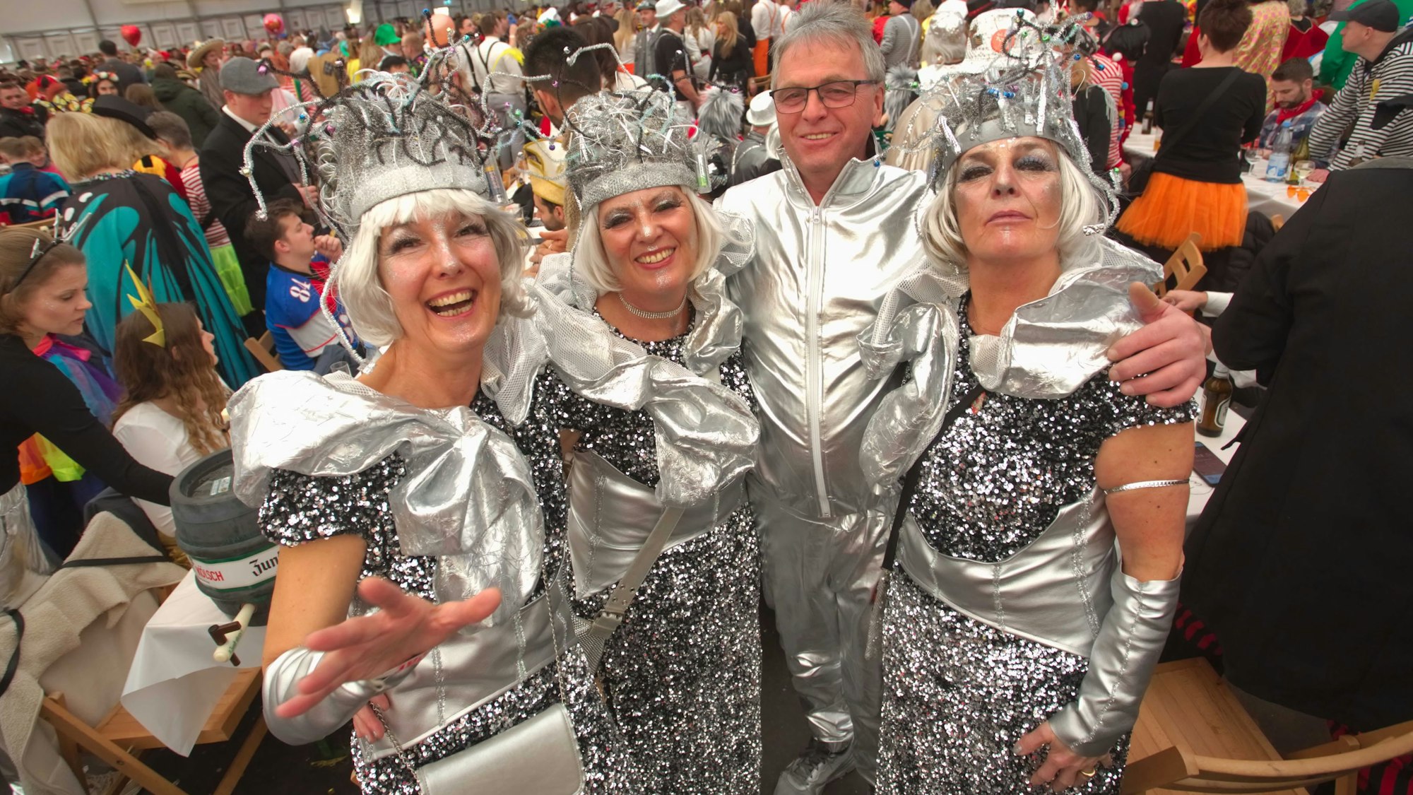 Blick auf drei Frauen und einen Mann in einem Karnevalszelt