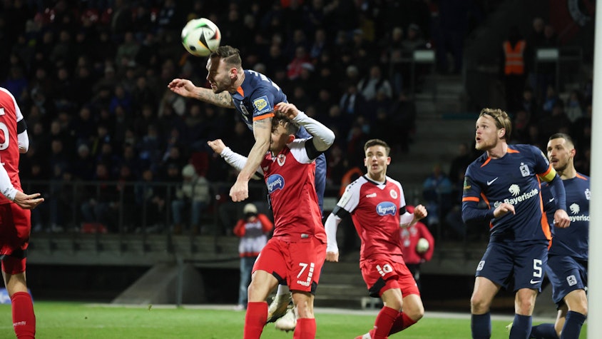 Patrick Hobsch Muenchen 34 erzielt das 1:1, GER, Viktoria Koeln vs. TSV Muenchen 1860, 3. Fussball-Bundesliga, 22. Spieltag, Saison 2024/2025, 01.02.2025, DFL REGULATIONS PROHIBIT ANY USE OF PHOTOGRAPHS AS IMAGE SEQUENCES AND OR QUASI-VIDEO, GER, Viktoria Koeln vs. TSV Muenchen 1860, 3. Fussball-Bundesliga, 22. Spieltag, Saison 2024/2025, 01.02.2025, Koeln *** Patrick Hobsch Muenchen 34 scores the 1 1, GER, Viktoria Koeln vs TSV Muenchen 1860, 3 Fussball Bundesliga, 22 Matchday, Season 2024 2025, 01 02 2025, DFL REGULATIONS PROHIBIT ANY USE OF PHOTOGRAPHS AS IMAGE SEQUENCES AND OR QUASI VIDEO, GER, Viktoria Koeln vs TSV Muenchen 1860, 3 Fussball Bundesliga, 22 Matchday, Season 2024 2025, 01 02 2025, Koeln Copyright: xEibner-Pressefoto/JoergxNiebergax EP_JNL