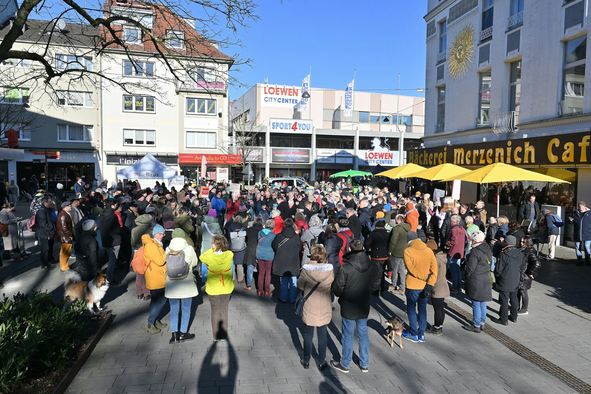 Das Foto zeigt Teilnehmer der Mahnwache auf dem Trotzenburgplatz in Bergisch Gladbach