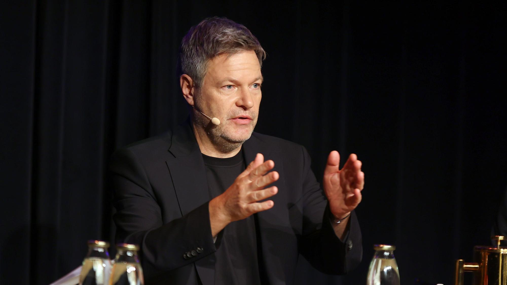 Robert Habeck spricht mit Leserinnen und Lesern des „Kölner Stadt-Anzeigers“.