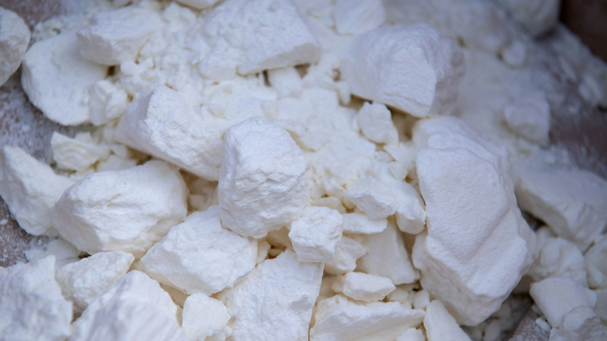 Beschlagnahmtes Kokain liegt vor dem Transport zur Vernichtung in einer Müllverbrennungsanlage in Deutschland in einer Kiste.