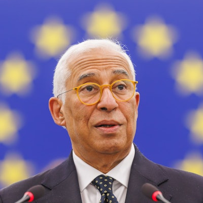 António Luís Santos da Costa, Präsident des Europäischen Rates, steht im Gebäude des Europäischen Parlaments und spricht.