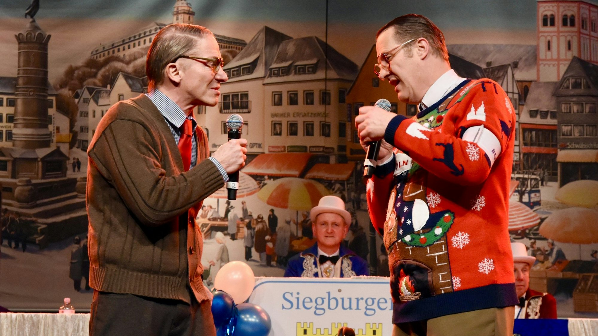 Zwei Männer in Strickjacke, Pullover als Senioren verkleidet.