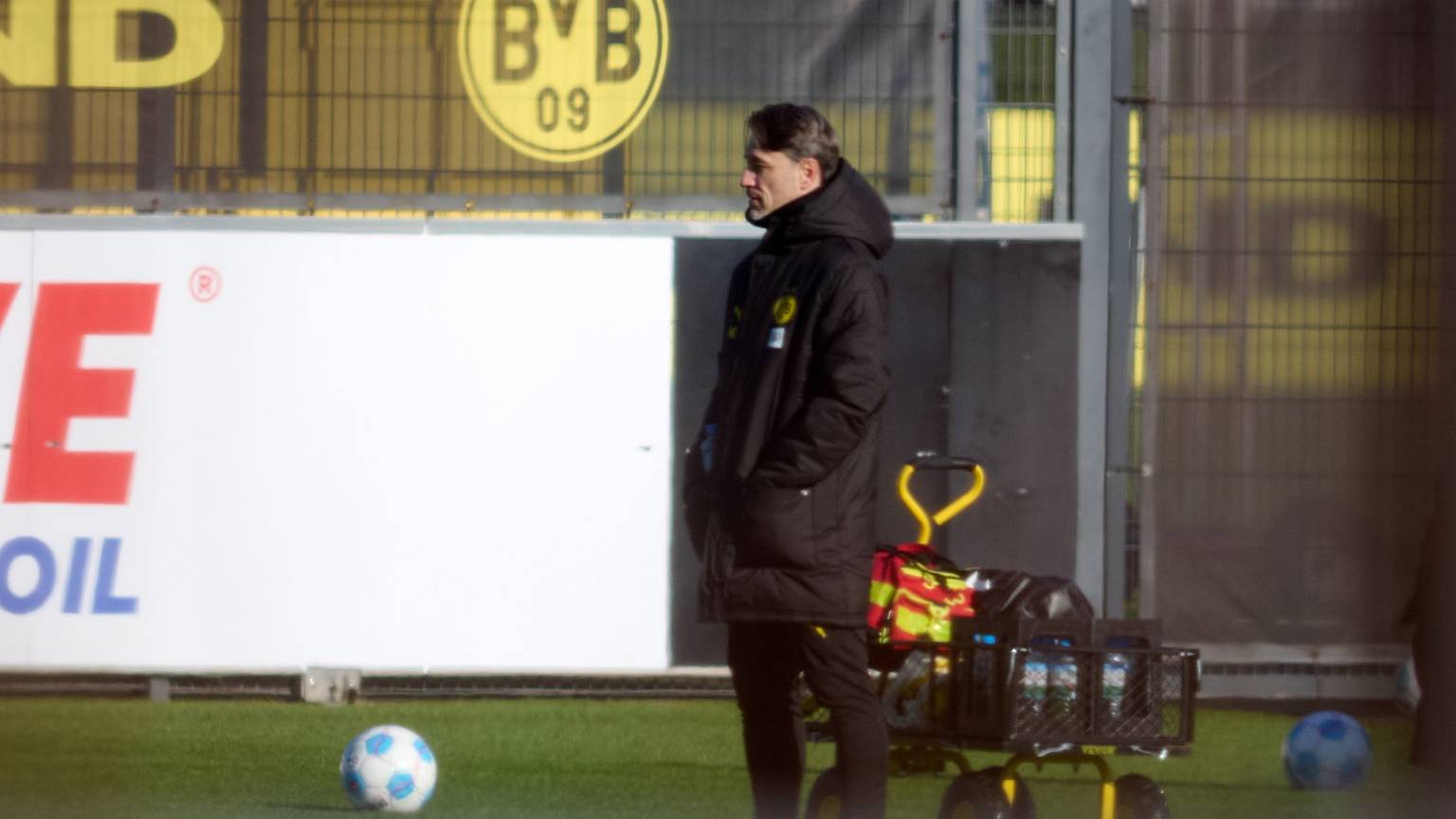 02.02.2025, Nordrhein-Westfalen, Dortmund: Der neuer Trainer Niko Kovac (M) steht auf dem Trainingsgelände von Borussia Dortmund auf dem Rasen. Foto: Bernd Thissen/dpa +++ dpa-Bildfunk +++