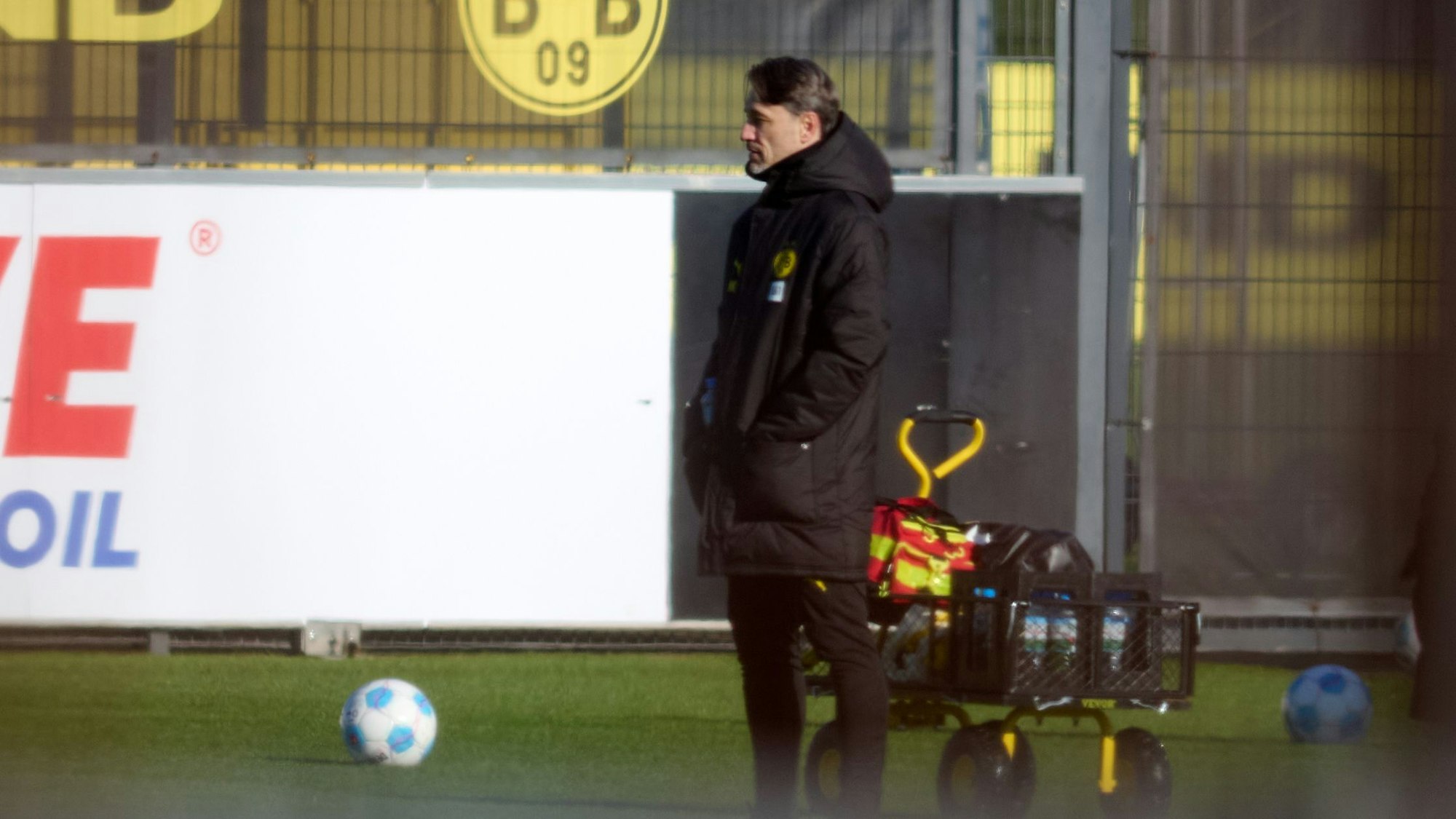 02.02.2025, Nordrhein-Westfalen, Dortmund: Der neuer Trainer Niko Kovac (M) steht auf dem Trainingsgelände von Borussia Dortmund auf dem Rasen. Foto: Bernd Thissen/dpa +++ dpa-Bildfunk +++