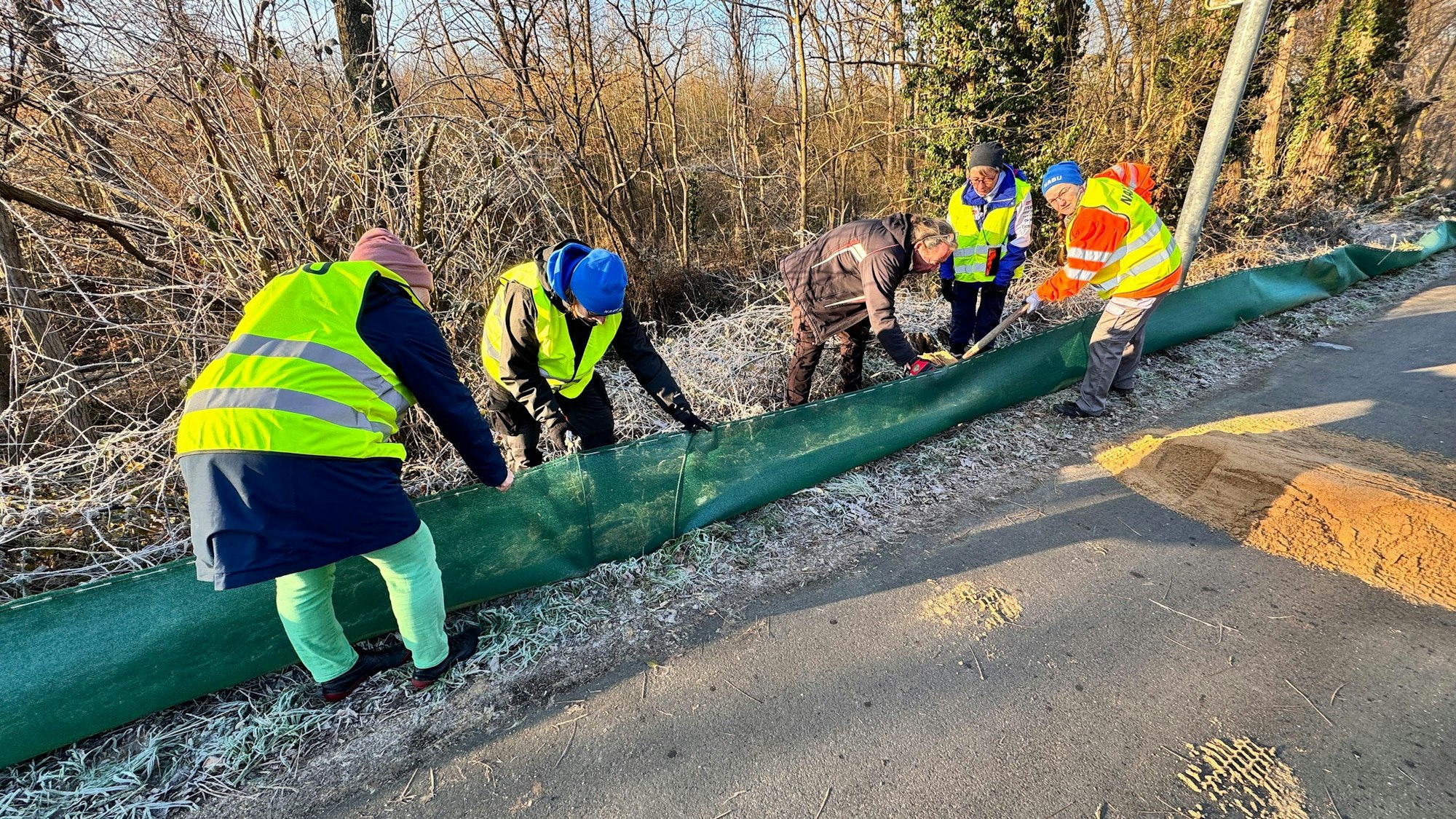 Nabu-Mitarbeitende beim Aufstellen des Amphibien-Schutzzauns.