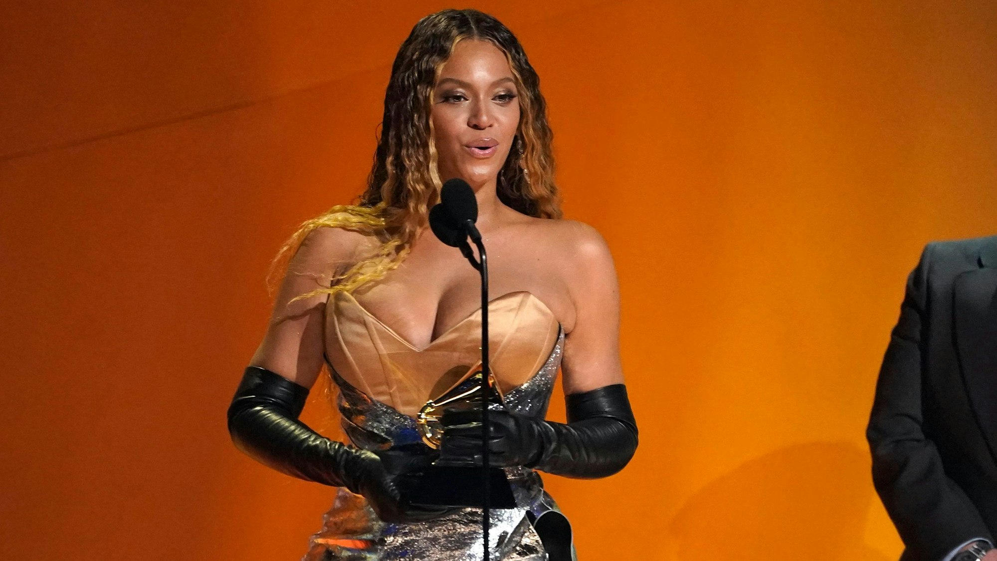 05.02.2023, USA, Los Angeles: Beyonce nimmt den Preis für das beste Dance/Electronic Music Album für "Renaissance" bei der Verleihung der 65. Grammy Awards entgegen. Die begehrten Musikpreise werden in mehreren Kategorien von der Academy of Recording Arts and Sciences vergeben. Foto: Chris Pizzello/Invision/AP/dpa +++ dpa-Bildfunk +++