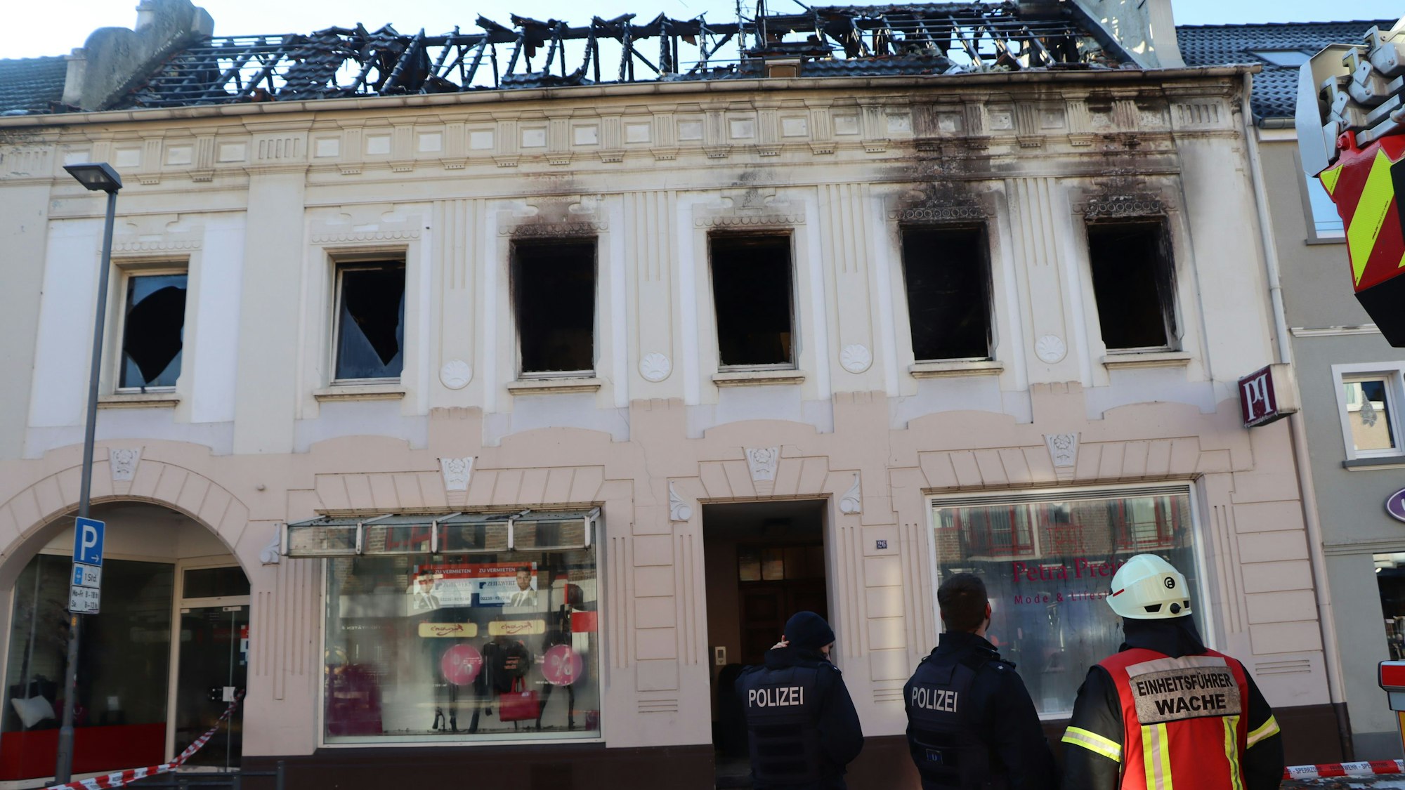 Auf dem Foto ist ein ausgebranntes Wohnhaus zu sehen.