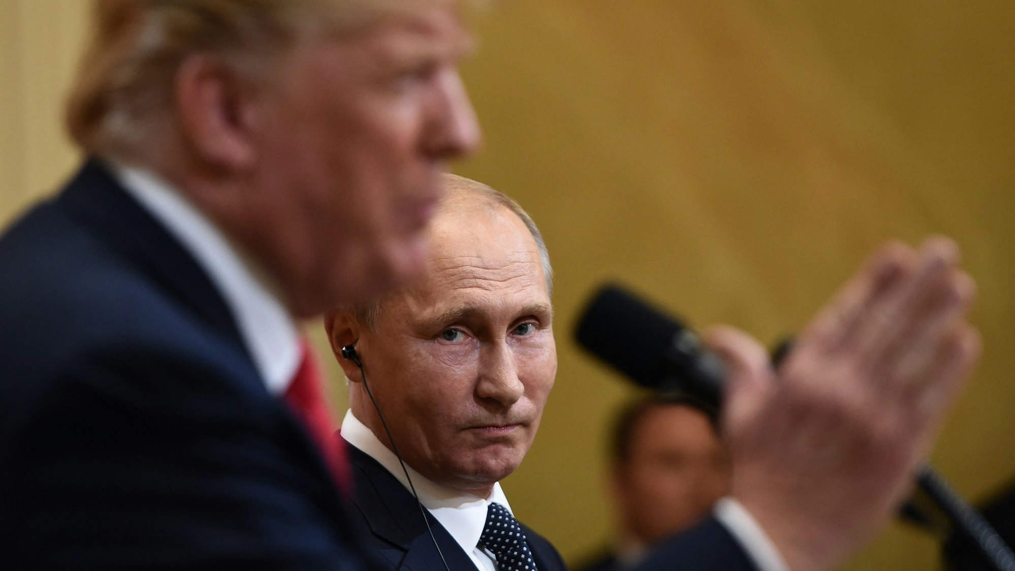 Wladimir Putin schaut bei einer gemeinsamen Pressekonferenz im Jahr 2018 zu Donald Trump