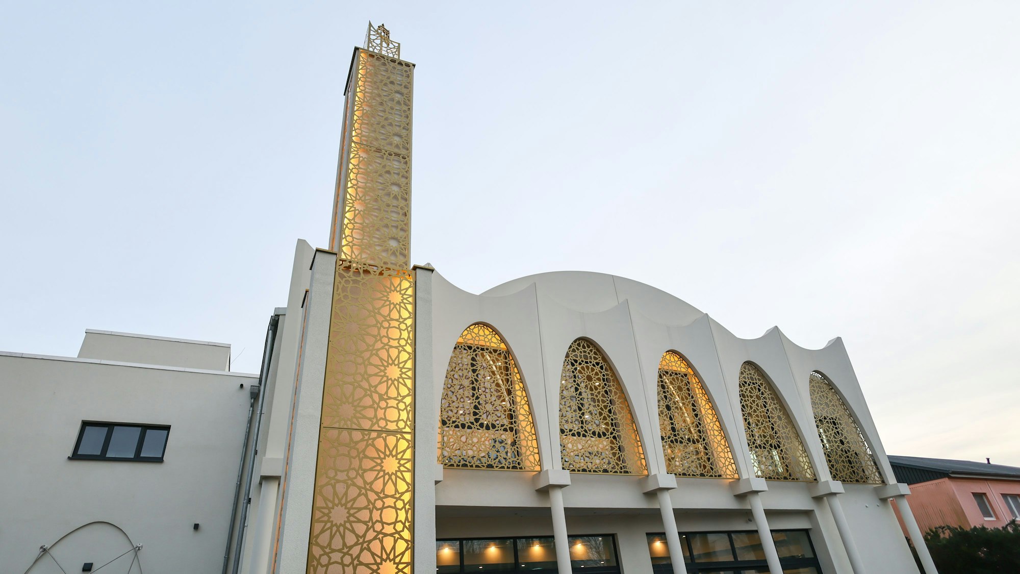 Außenansicht und Zierminarett der Bait-ur-Rasheed Moschee in Hamburg-Stellingen. (Archivbild)