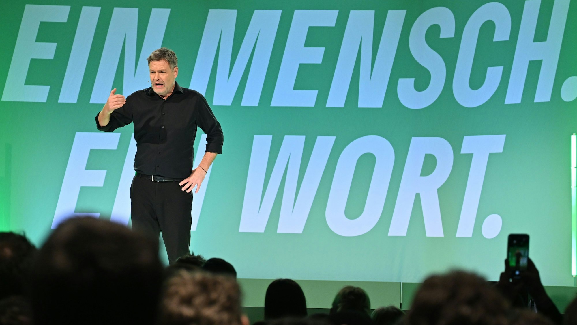01.02.2025, Nordrhein-Westfalen, Köln: Kanzlerkandidat Robert Habeck spricht bei einer Wahlkampfveranstaltung der Grünen. Foto: Henning Kaiser/dpa +++ dpa-Bildfunk +++