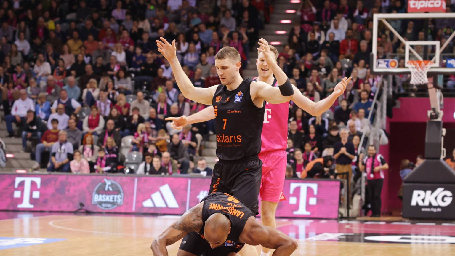 Bonns quirliger Aufbauspieler Darius McGhee (unten) bleibt Sieger im Bodenkampf gegen den Chemnitzer DeAndre Lansdowne, der jedoch am Ende jubeln durfte.