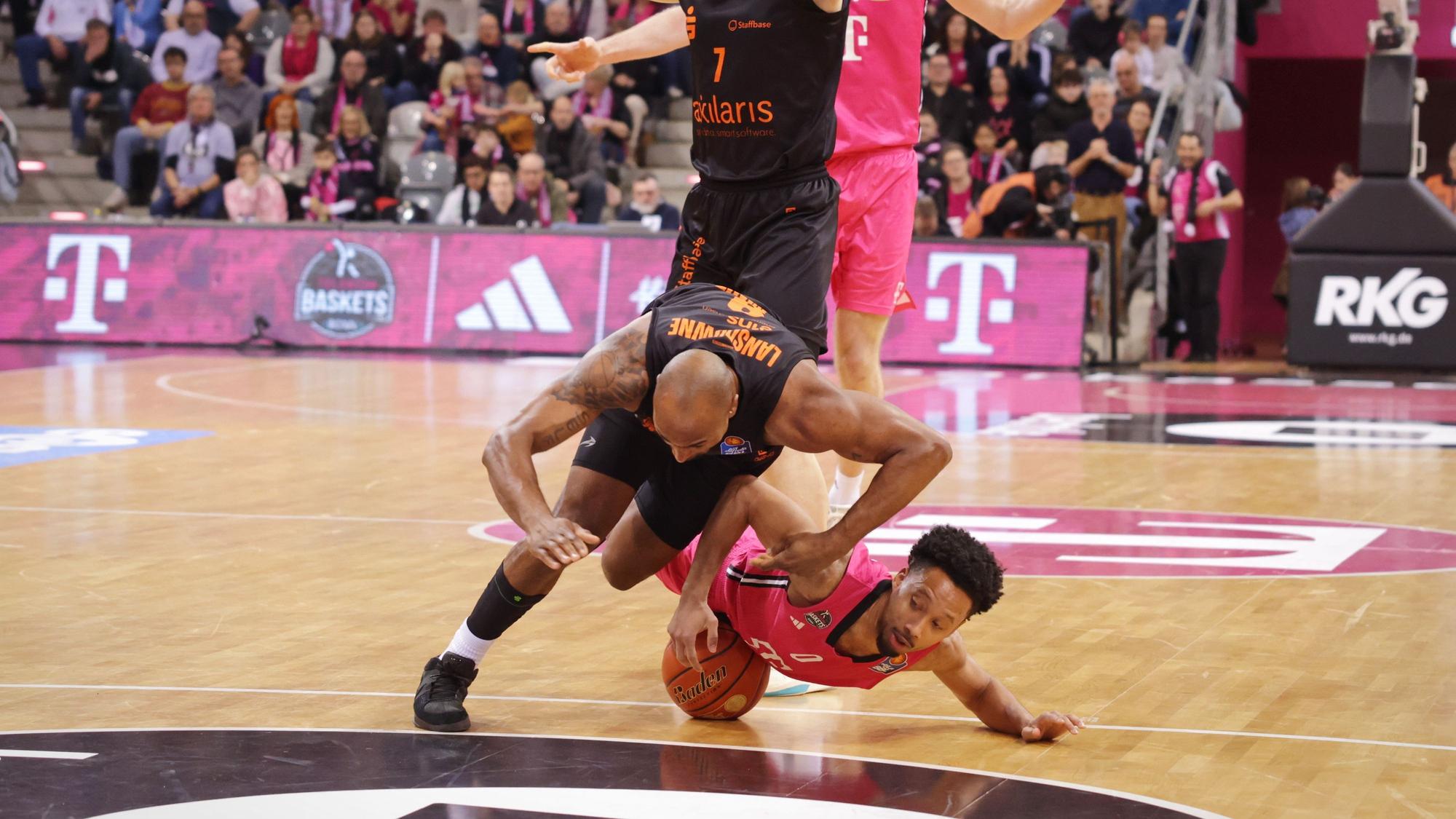 Bonns quirliger Aufbauspieler Darius McGhee (unten) bleibt Sieger im Bodenkampf gegen den Chemnitzer DeAndre Lansdowne, der jedoch am Ende jubeln durfte.