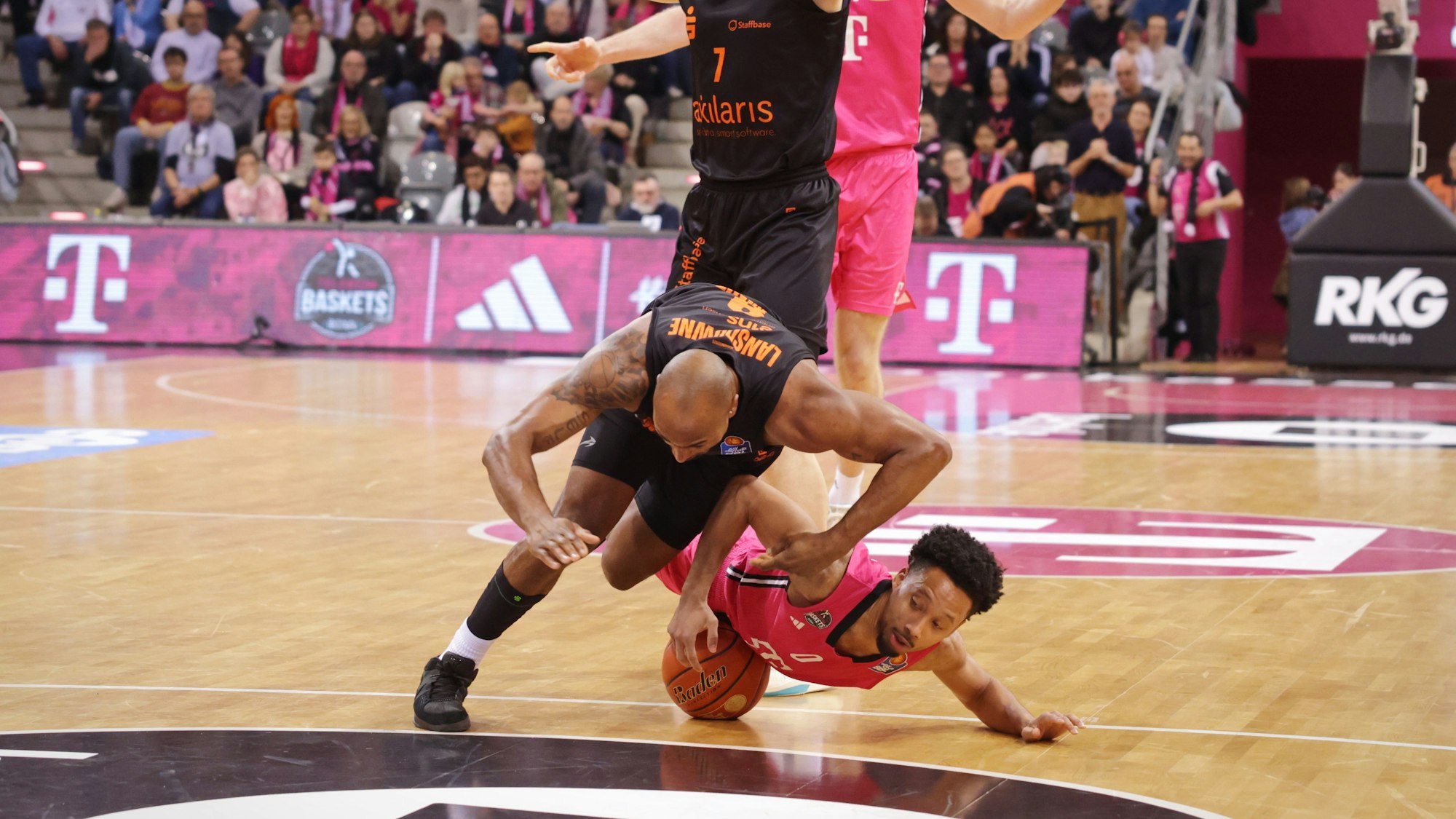 Bonns quirliger Aufbauspieler Darius McGhee (unten) bleibt Sieger im Bodenkampf gegen den Chemnitzer DeAndre Lansdowne, der jedoch am Ende jubeln durfte.