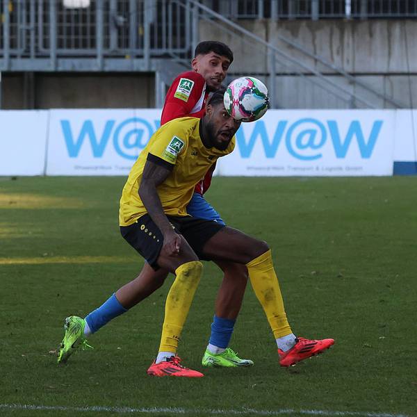Während Hohkeppels Dominic Duncan den Ball mit dem Kopf spielt, wird er vom Wuppertaler Dilhan Demir bedrängt.
