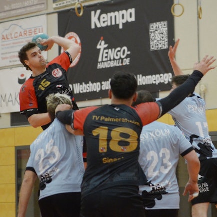 Nils Schouren steigt höher als die drei Gegenspieler und kommt zum Wurf.