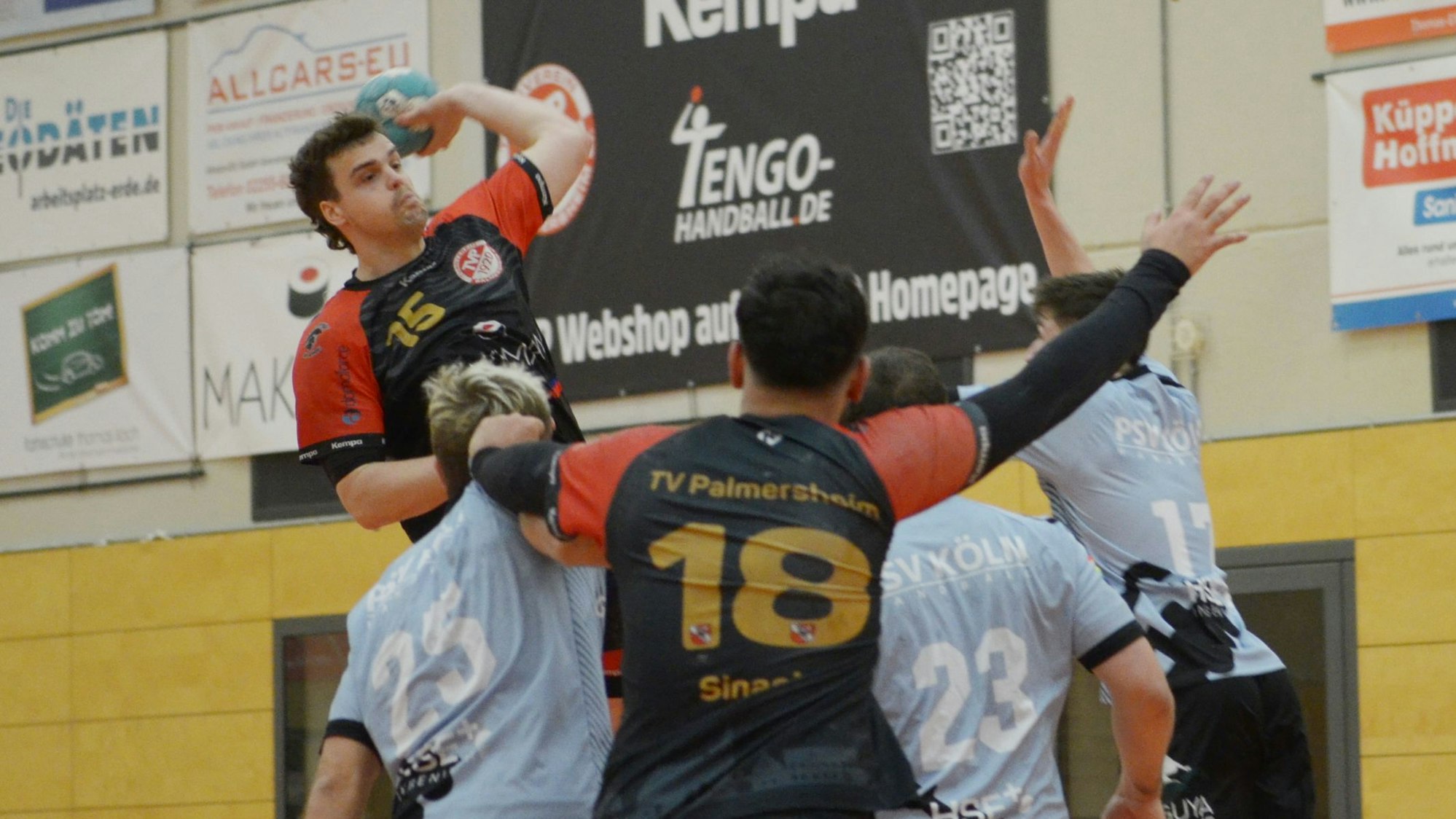 Nils Schouren steigt höher als die drei Gegenspieler und kommt zum Wurf.