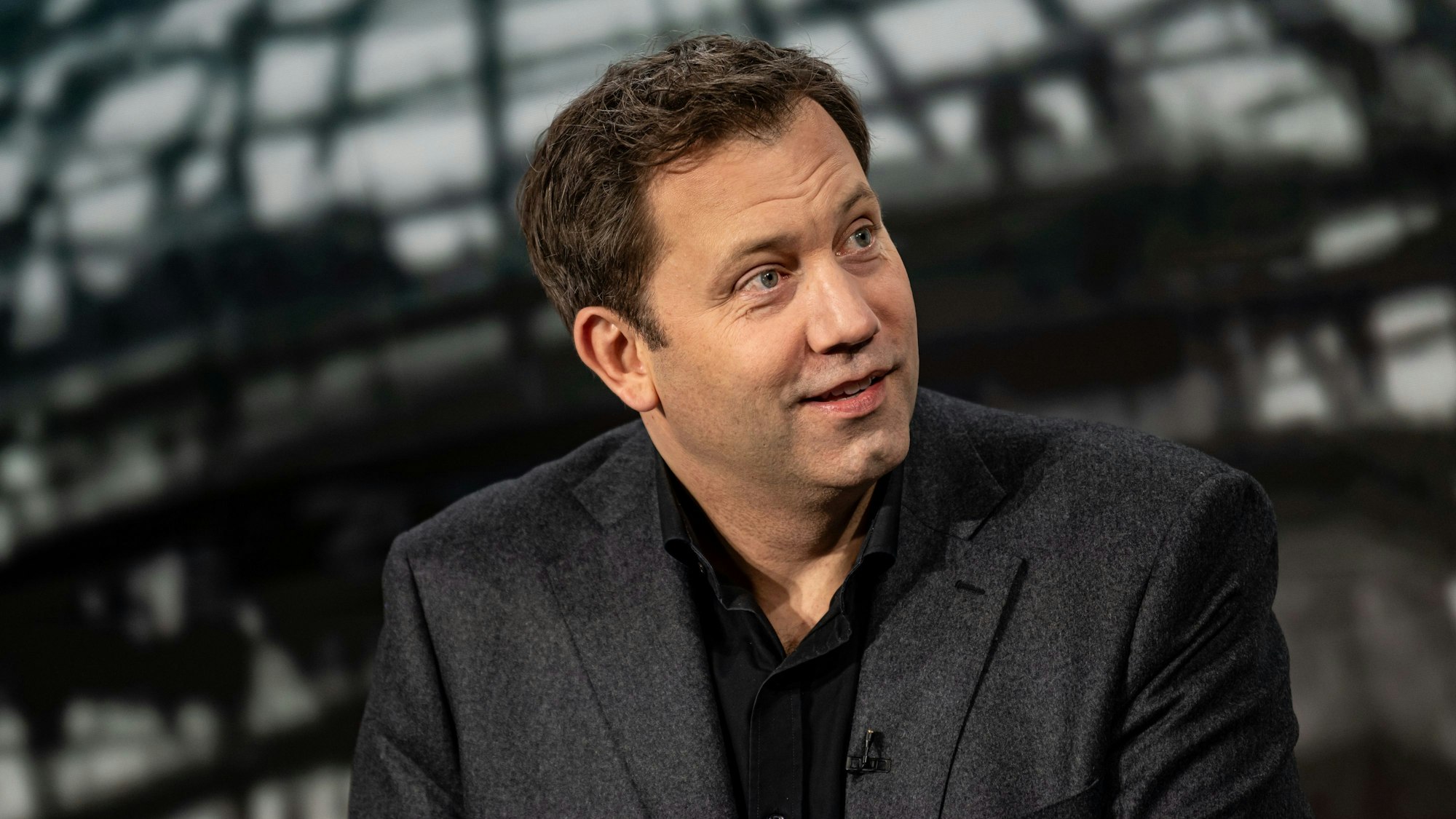 Lars Klingbeil, Parteivorsitzender der SPD, steht zum TV-Duell von Welt TV im Studio. (Archivbild)