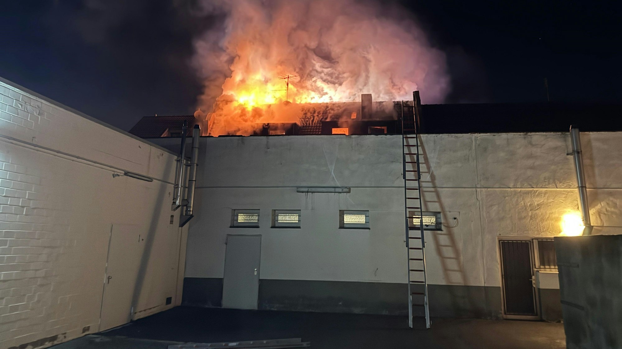 Von diesem Flachdach aus konnte die Feuerwehr die Menschen retten.