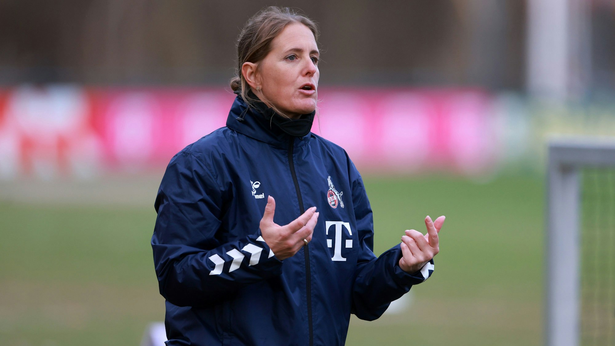 Ihr Debüt an der Seitenlinie erlebte die Trainerin der FC-Frauen, Britta Carlson. Im Rheinenergie-Stadion spielte das Team gegen die Bayern.