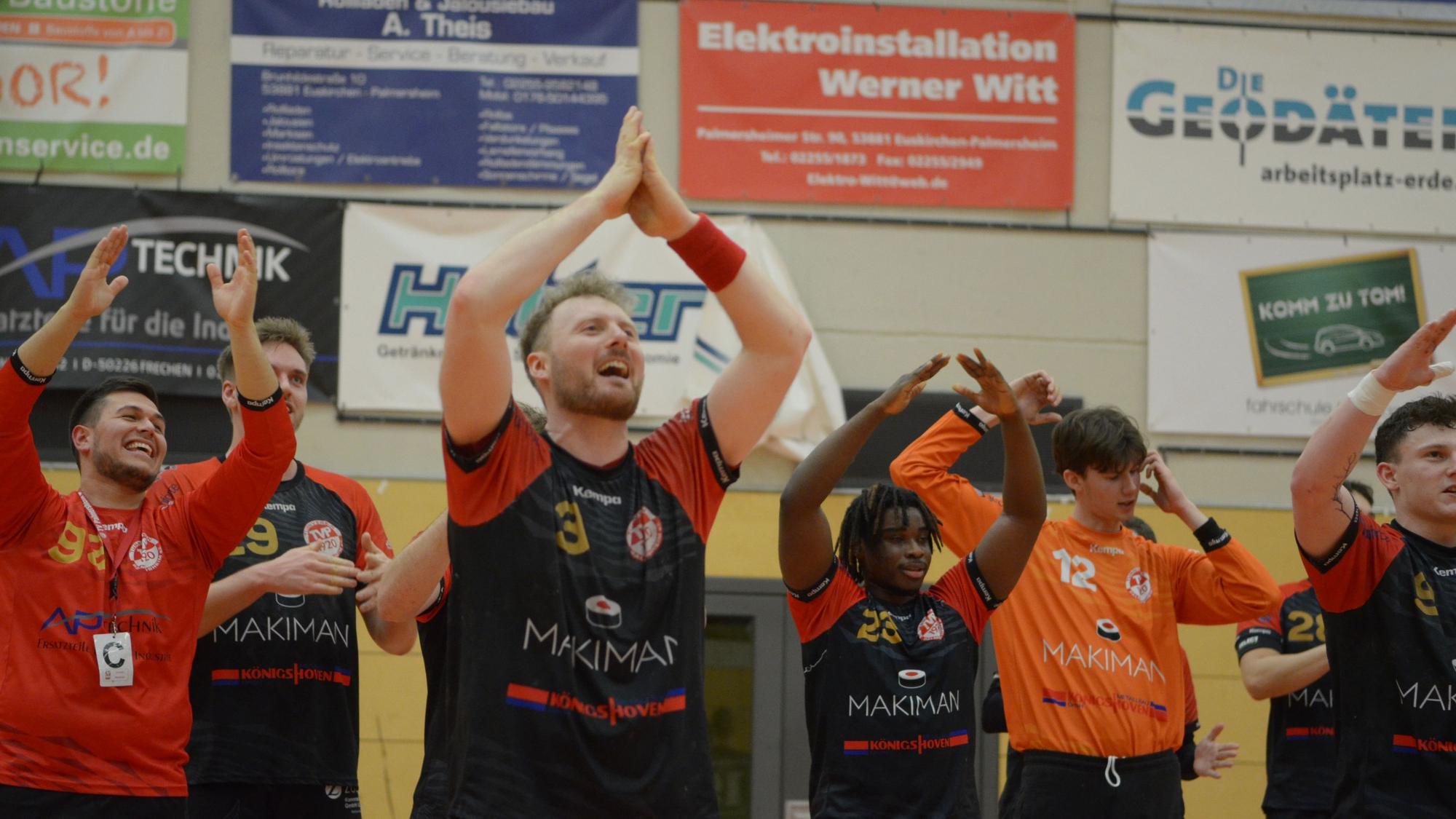 Die Spieler des TV Palmersheim bedanken sich bei den Fans.