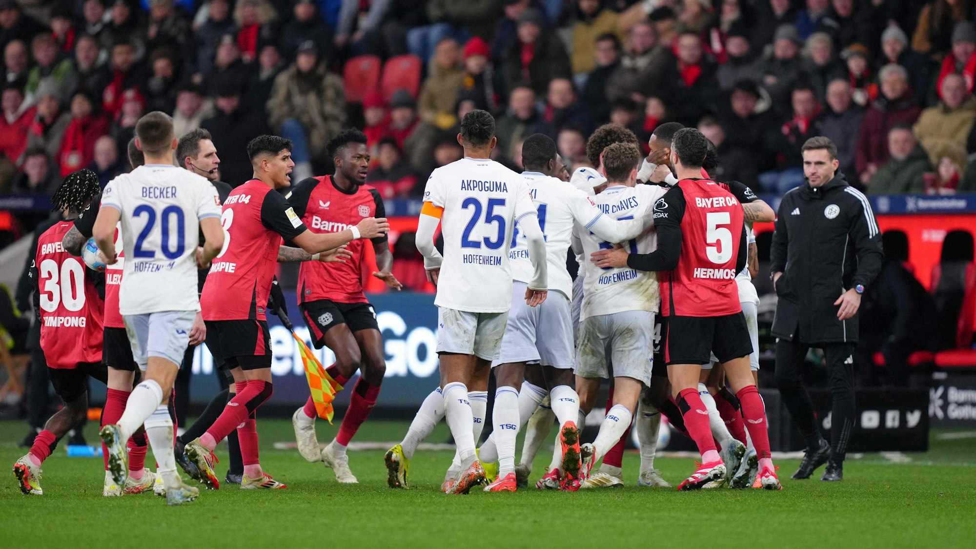 Rudelbildung nach einem Foul an Leverkusens Florian Wirtz.