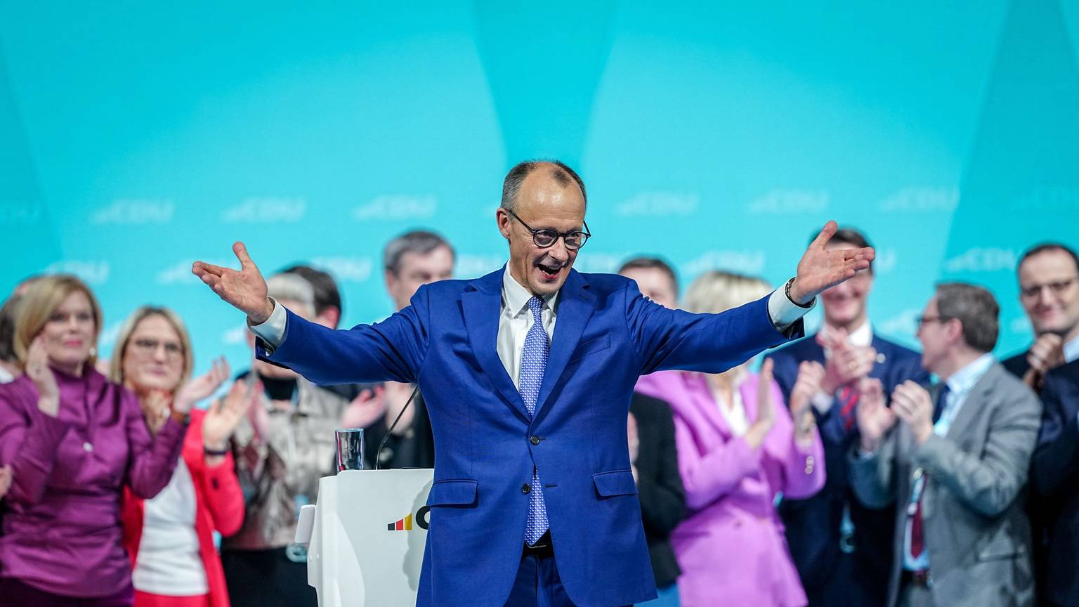 Friedrich Merz, Kanzlerkandidat der Union und CDU-Bundesvorsitzender, winkt dem Publikum nach seiner Rede beim 37. Bundesparteitag der CDU.