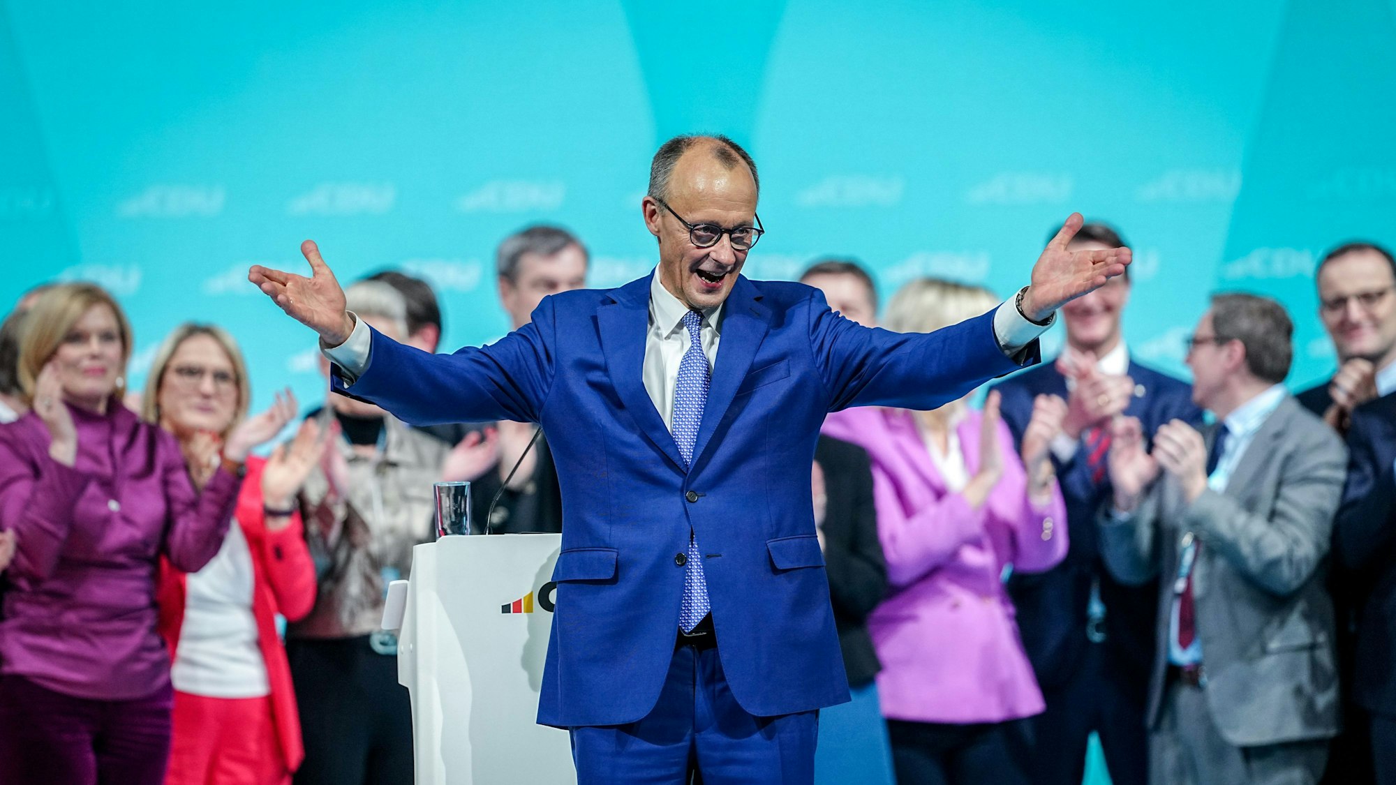 Friedrich Merz, Kanzlerkandidat der Union und CDU-Bundesvorsitzender, winkt dem Publikum nach seiner Rede beim 37. Bundesparteitag der CDU.