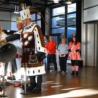 Angeleitet von Hans Heinrich Lierenfeld, läuteten die drei Tollitäten gemeinsam die Friedensglocke.