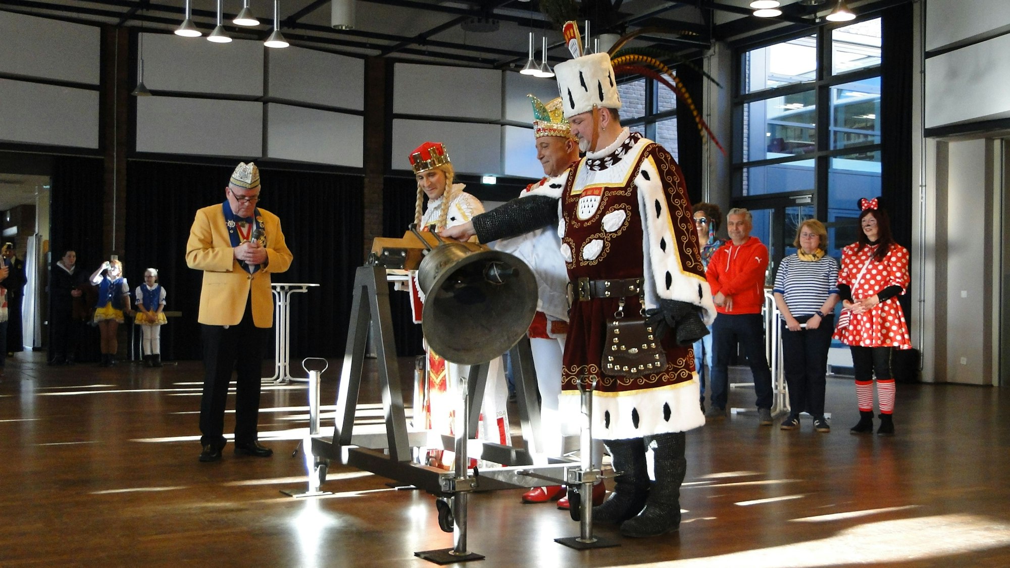 Angeleitet von Hans Heinrich Lierenfeld, läuteten die drei Tollitäten gemeinsam die Friedensglocke.