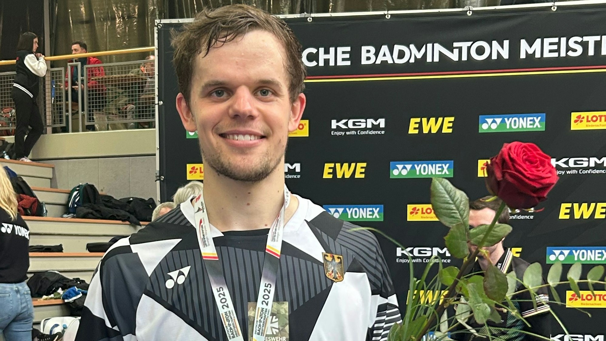 Fabian Roth mit Rose und Urkunde