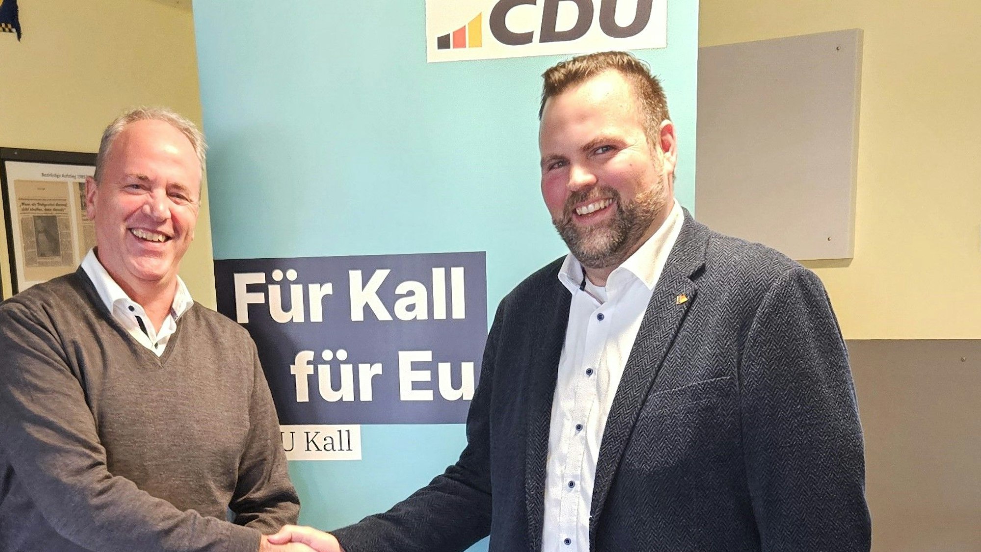 Nach der Entscheidung der CDU-Spitze im November, Michael Kehren zum Bürgermeister-Kandidaten der Kaller CDU zu küren, gratulierte Hermann-Josef Esser dem neuen Kandidaten.