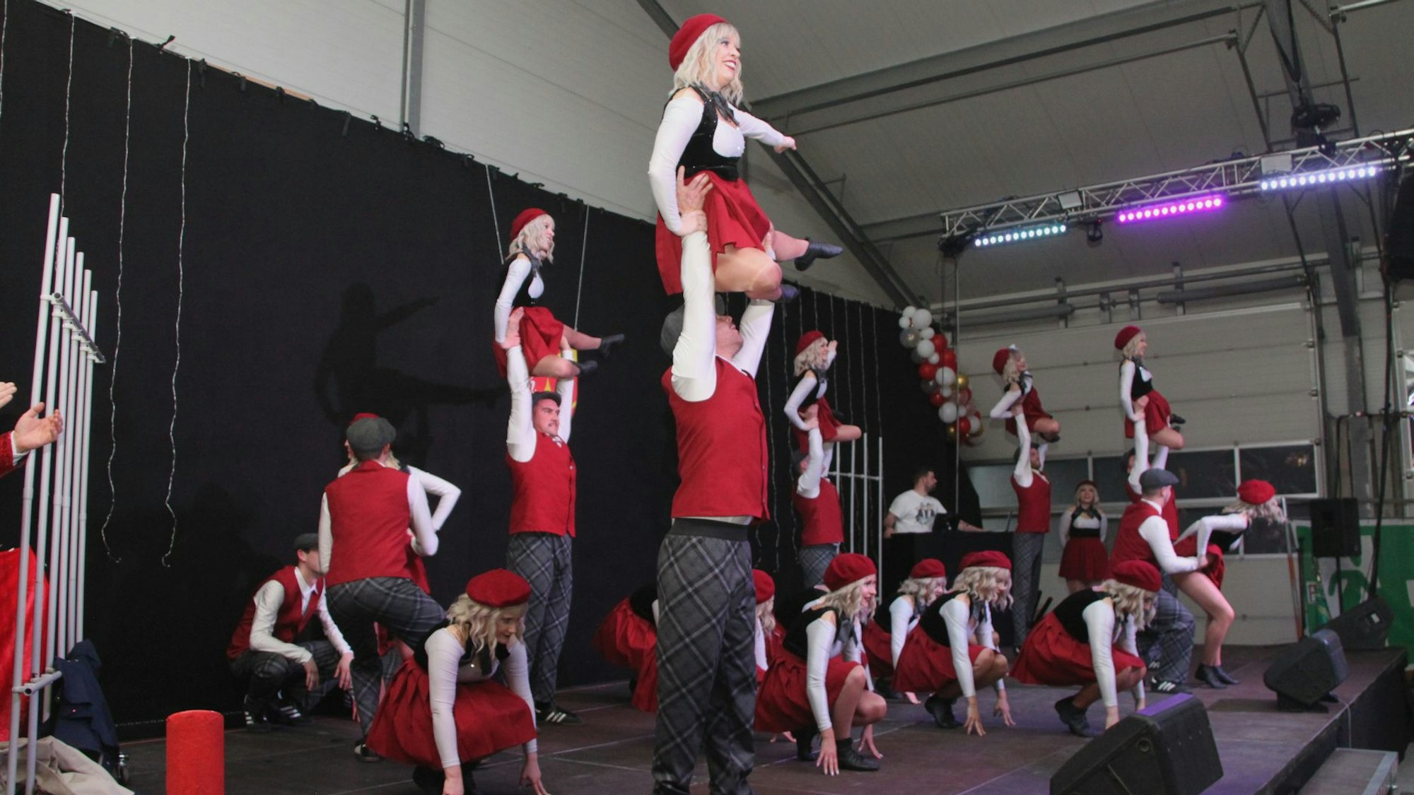 Während des Auftritts des Bürvenicher Danzspektakels heben einige Männer die Tänzerinnen in die Höhe.