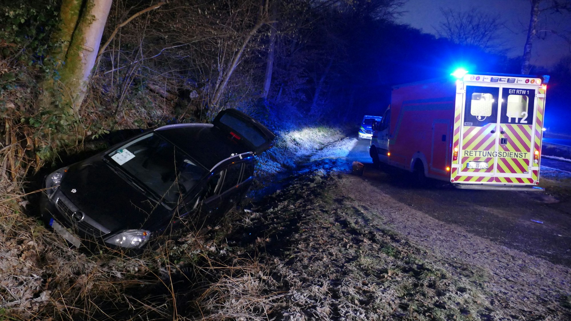 Der Opel des 70-Jährigen schleuderte von der Straße und in einen Graben.
