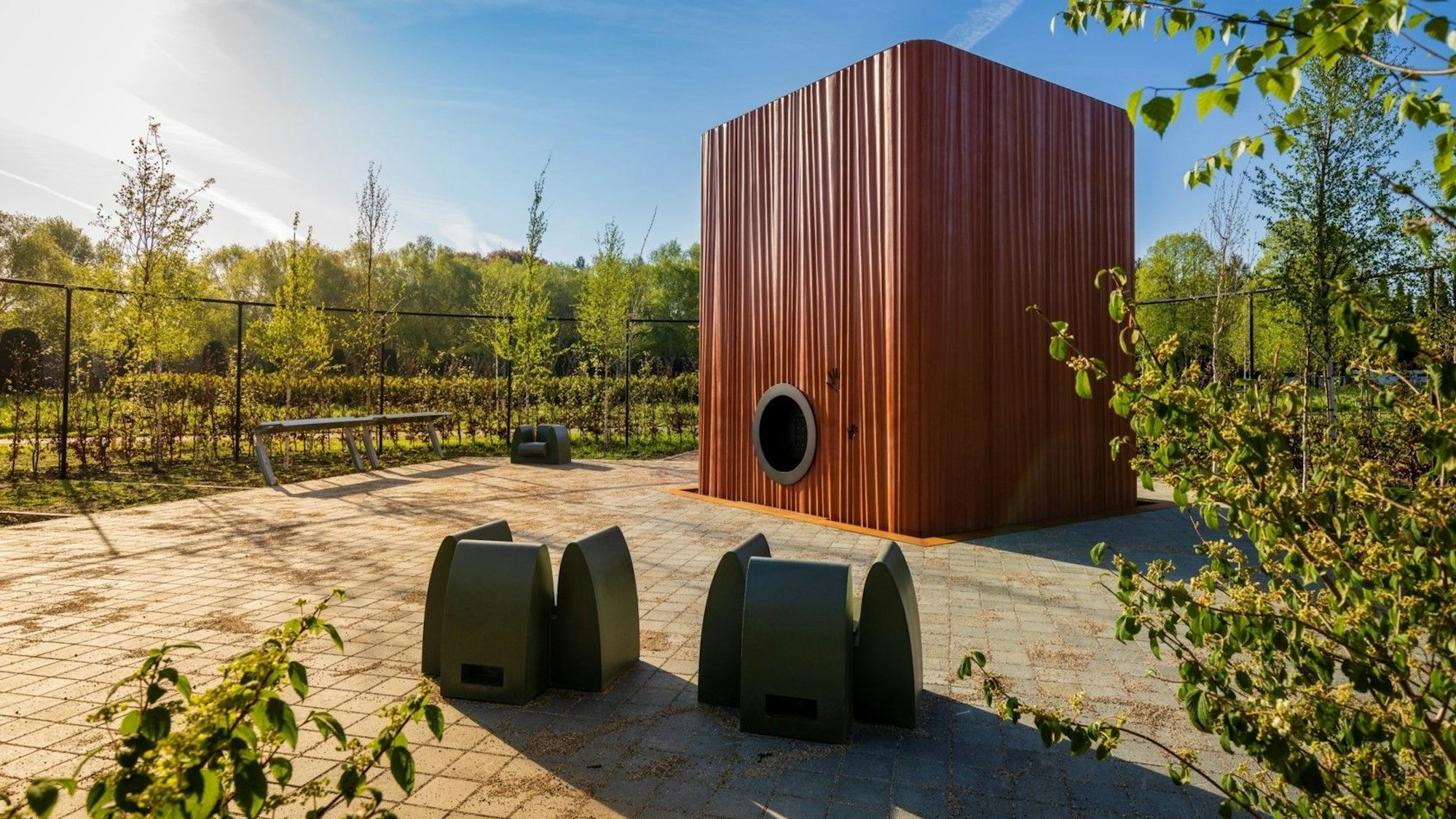 Seitenansicht des Memorial Cube Maastricht.