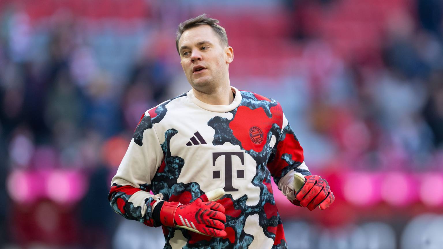Torwart Manuel Neuer von München wärmt sich auf.