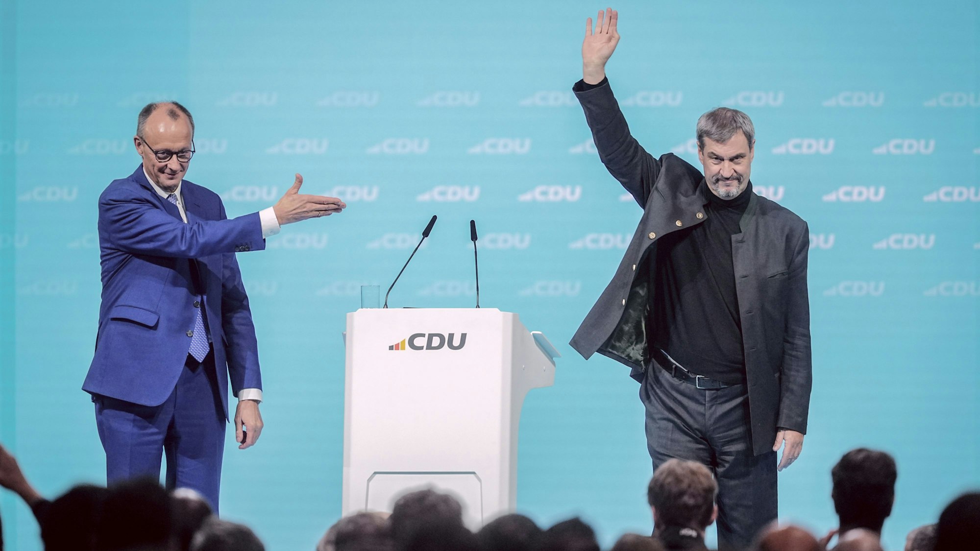 03.02.2025, Berlin: Friedrich Merz (l), Kanzlerkandidat der CDU und CDU Bundesvorsitzender, zeicht auf Markus Söder, CSU-Vorsitzender und Ministerpräsident von Bayern, beim 37. Bundesparteitag der CDU.