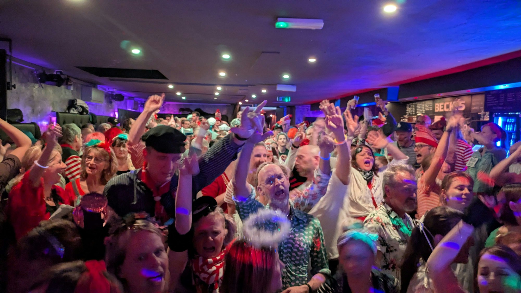 Auch im Luxor sangen die Jecken dicht an dicht gedrängt fleißig mit.