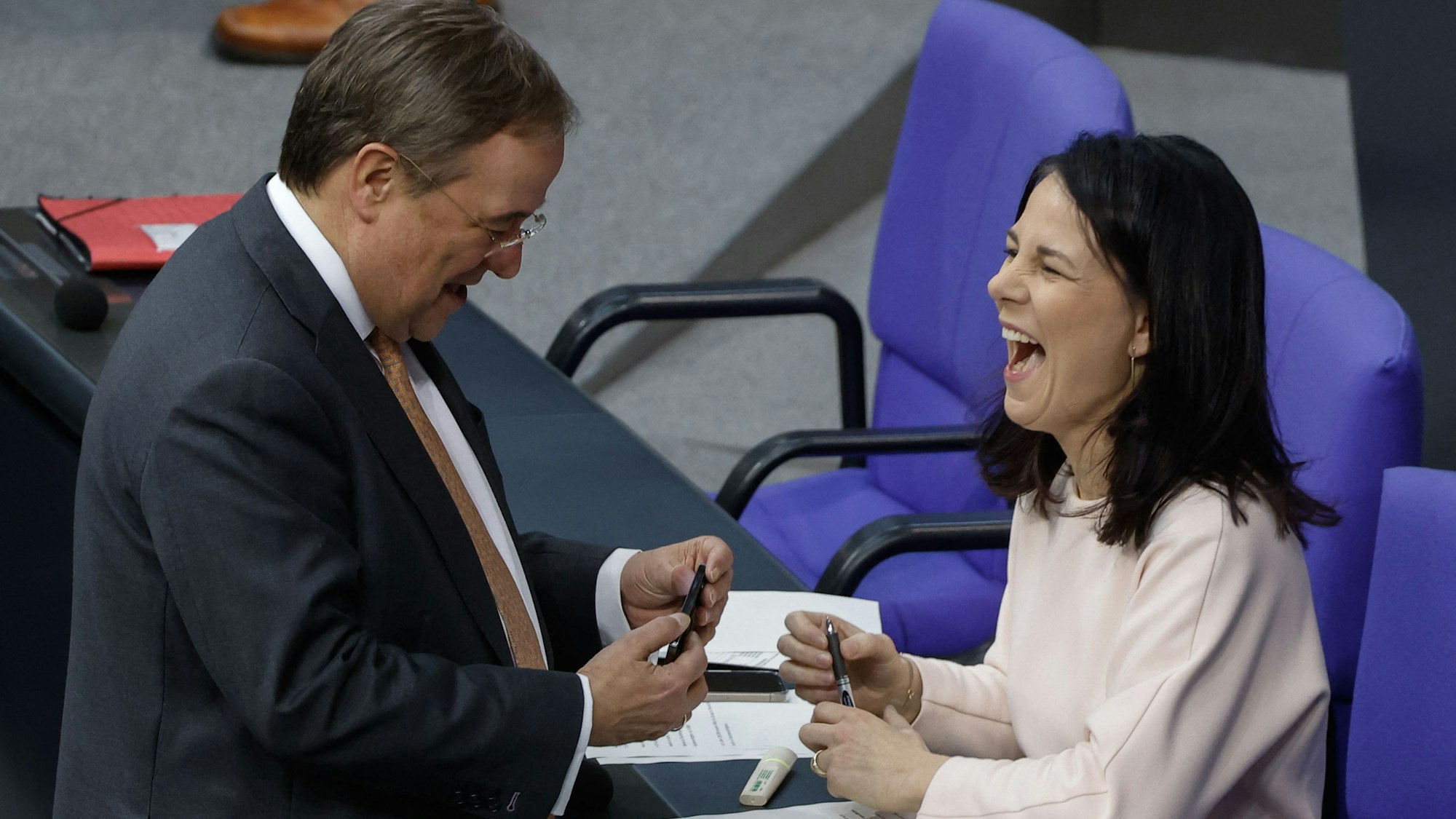 Armin Laschet (CDU) und Annalena Bärbock (Grüne) vor der umstrittenen Abstimmung im Bundestag.