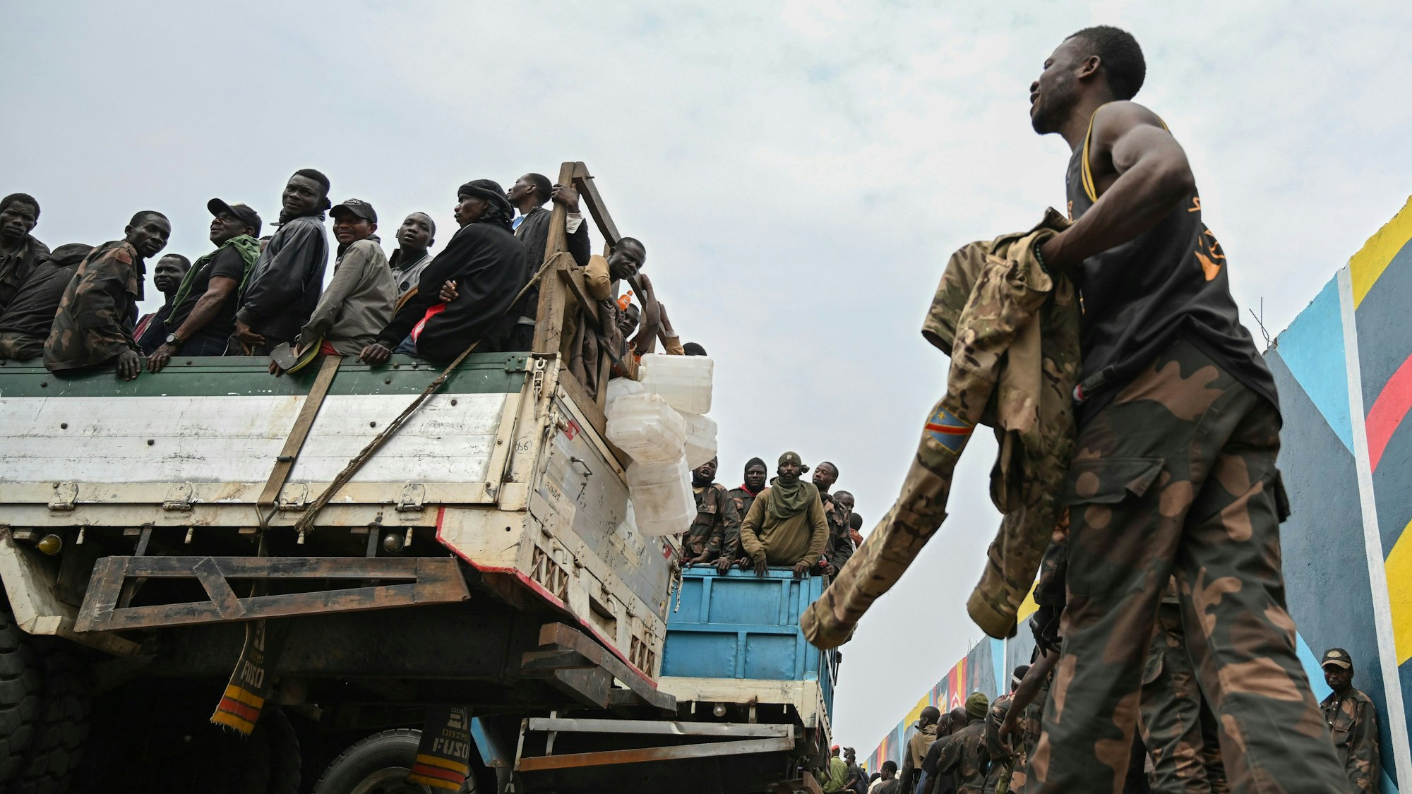 ARCHIV - 30.01.2025, Demokratische Republik Kongo, Goma: Regierungssoldaten und Polizisten, die sich den M23-Rebellen ergeben haben, besteigen einen Lastwagen, der sie an einen unbekannten Ort bringt. Jetzt organisiert Kenia einen Krisengipfel, um in dem Konflikt zu vermitteln. (zu dpa: «Kongo-Konflikt: Kenia setzt regionalen Krisengipfel an») Foto: Moses Sawasawa/AP/dpa +++ dpa-Bildfunk +++