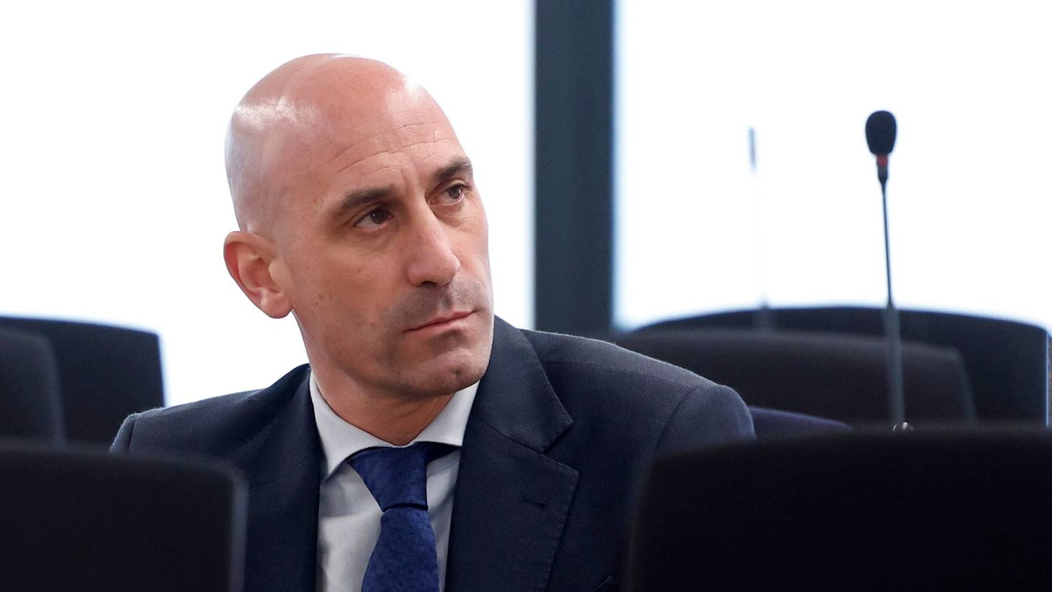 Der ehemalige Präsident des spanischen Fußballverbands Luis Rubiales sitzt in einem Gerichtssaal am Stadtrand, wo ihm wegen seines unaufgeforderten Kusses auf die Stürmerin Hermoso der Prozess gemacht wird.