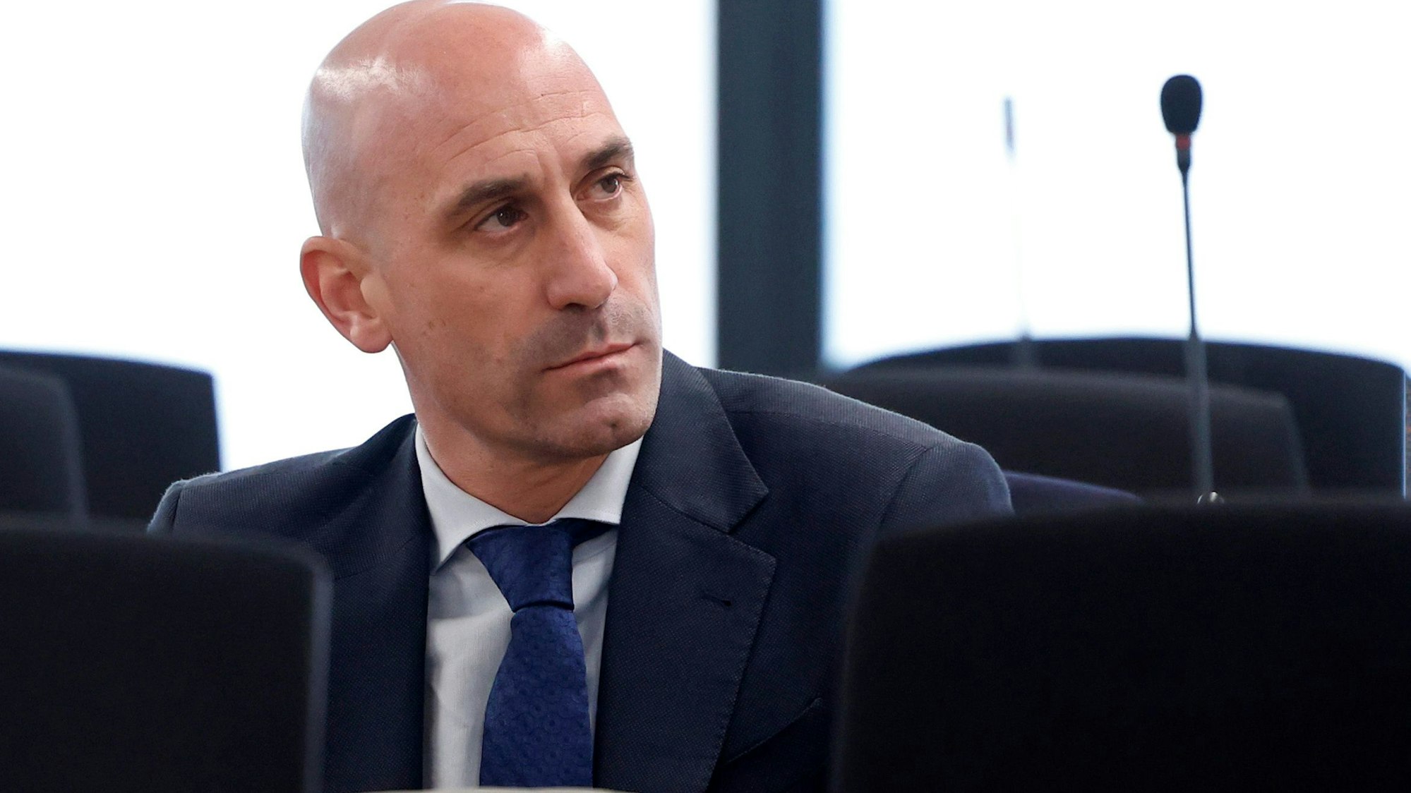 Der ehemalige Präsident des spanischen Fußballverbands Luis Rubiales sitzt in einem Gerichtssaal am Stadtrand, wo ihm wegen seines unaufgeforderten Kusses auf die Stürmerin Hermoso der Prozess gemacht wird.