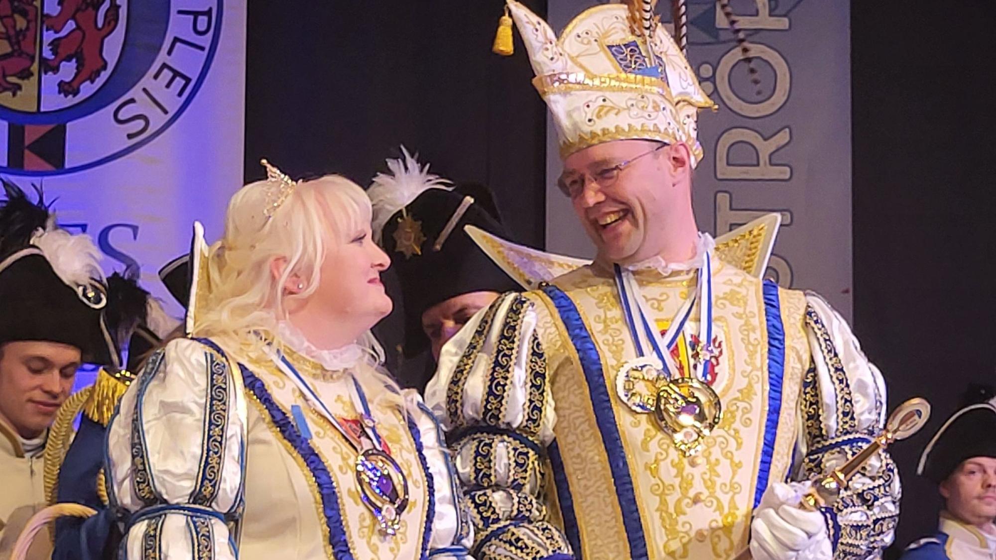 Ein Mann und eine Frau im vollen Ornat als Karnevalsprinzenpaar.
