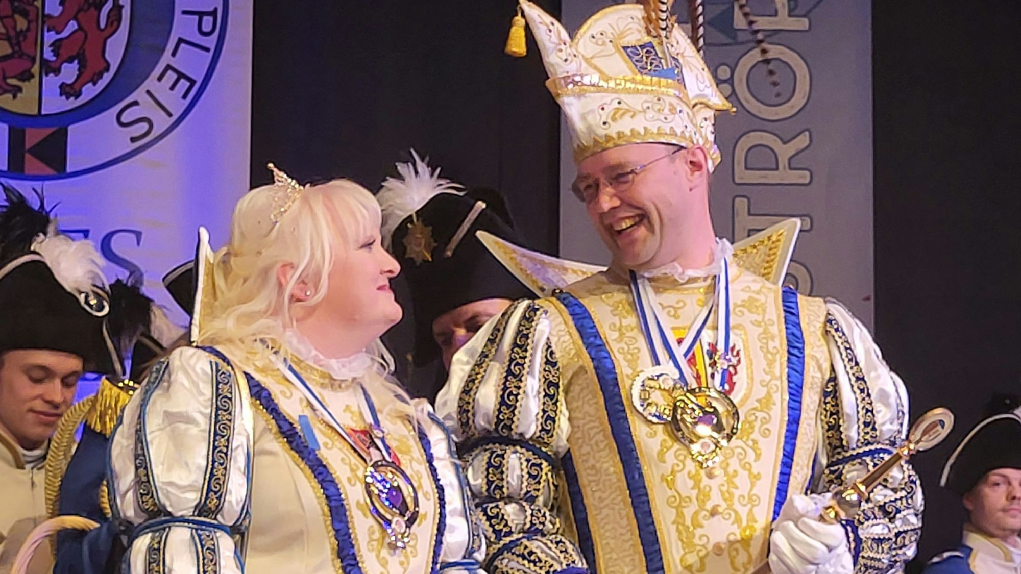 Ein Mann und eine Frau im vollen Ornat als Karnevalsprinzenpaar.