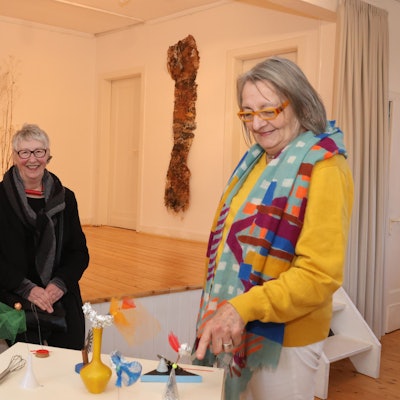 Beate Gördes (v.l.), Margret Schopka und Angelika Wittek bei der Vernissage ihrer Ausstellung Rösl-Rose im Kunstkabinett in Reichshof-Hespert.