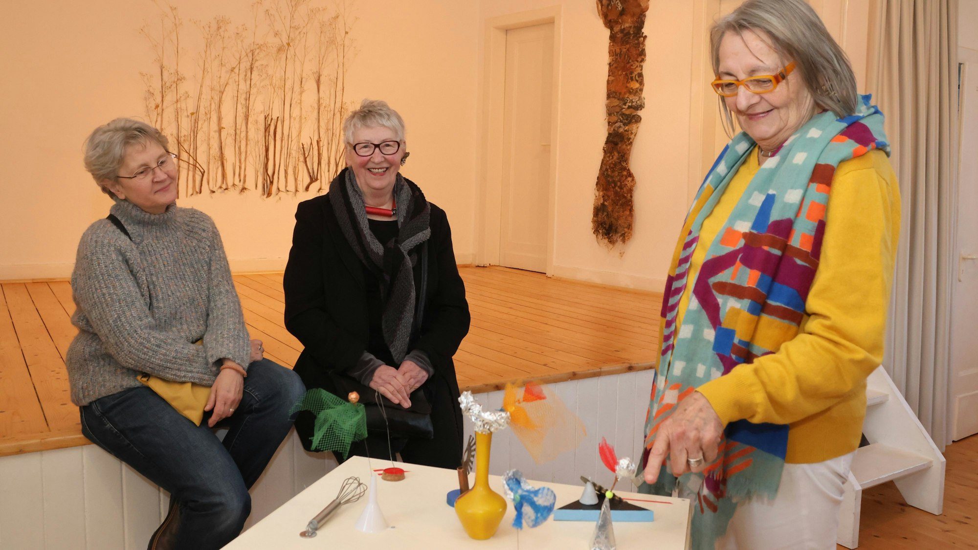 Beate Gördes (v.l.), Margret Schopka und Angelika Wittek bei der Vernissage ihrer Ausstellung Rösl-Rose im Kunstkabinett in Reichshof-Hespert.